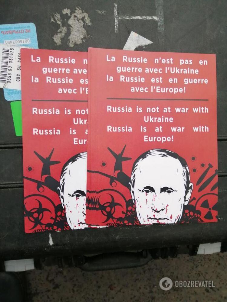 Листовки против Путина в Париже